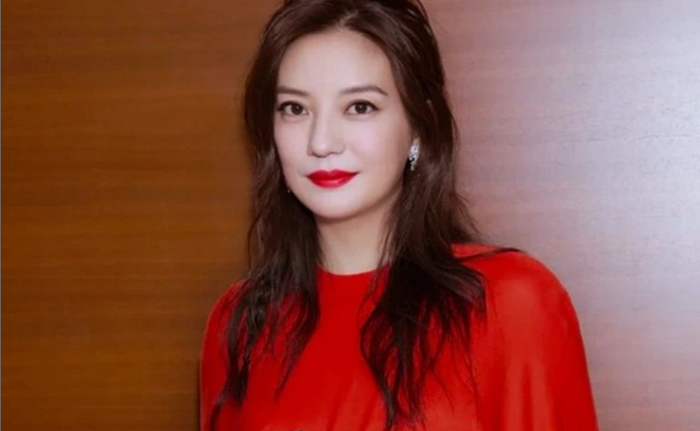 Từ 'Én nhỏ' đình đám một thời đến cuộc sống kín tiếng hiện tại, Triệu Vy đã trải qua nhiều thay đổi sau gần ba thập kỷ. Ảnh: Weibo.