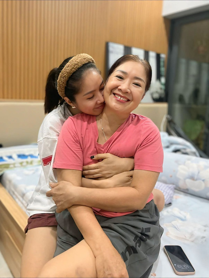 Trước ngày sinh nhật, Lê phương đã có thời gian đáng nhớ tận hưởng lễ Vu Lan cùng mẹ. Ảnh: FBNV