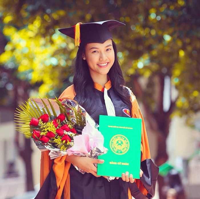 Hình ảnh Á hậu Hoàng Oanh thời điểm tốt nghiệp Đại học.