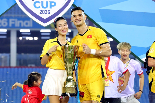 Á hậu Hoàng Oanh chụp ảnh cùng thủ môn Lê Giang Patrik. Ảnh: Ngọc Linh/báo Thanh Niên