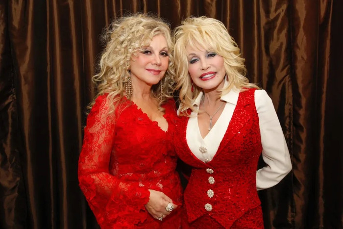 Stella Parton và Dolly Parton.