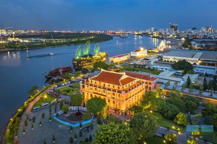 TP HCM - một đô thị năng động với những công trình hiện đại, nhưng cũng là thành phố của những khu phố cũ. Trong ảnh là bến Nhà Rồng về đêm. Ảnh: Sưu tầm