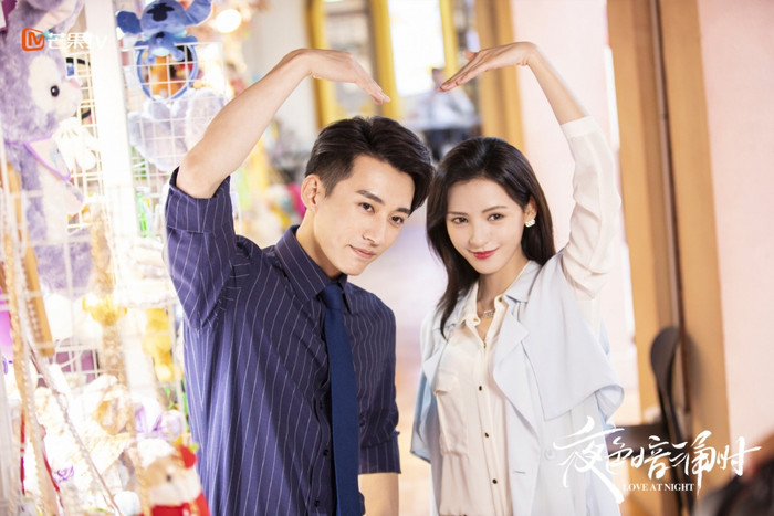Ra mắt năm 2021, Khi Màn Đêm Gợi Sóng thuộc dòng phim tình cảm đô thị, công sở với Lưu Học Nghĩa và Trương Dư Hy đóng chính. Hứa Khuynh Du từng có mối tình kéo dài 10 năm và chuẩn bị kết hôn với một luật sư nổi tiếng, nhưng kế hoạch tương lai thay đổi khi cô phát hiện người yêu phản bội. Sau khi hủy hôn, cô tình cờ gặp Mạc Linh Trạch, một nhà đầu tư sắc sảo và quyết đoán. Hai người ban đầu thường xuyên đối đầu trong công việc, nhưng sự quan tâm âm thầm của Mạc Linh Trạch dần giúp Khuynh Du lấy lại niềm tin vào tình yêu.
