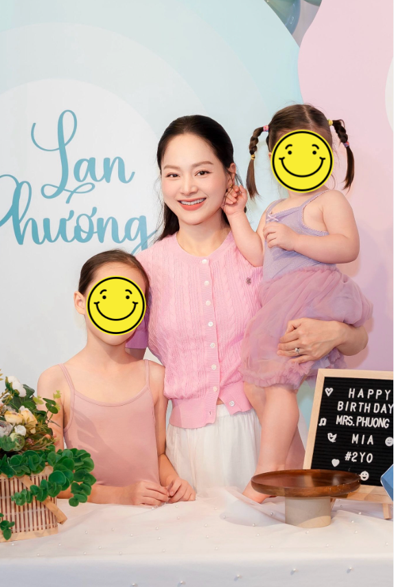 Diễn viên Lan Phương dành nhiều thời gian cho hai con gái.