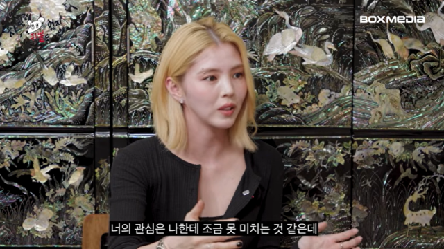 Han So Hee xuất hiện trên kênh YouTube Chả Có Gì Để Ăn Nhưng Vẫn Nấu của Lee Young Ji.&nbsp;