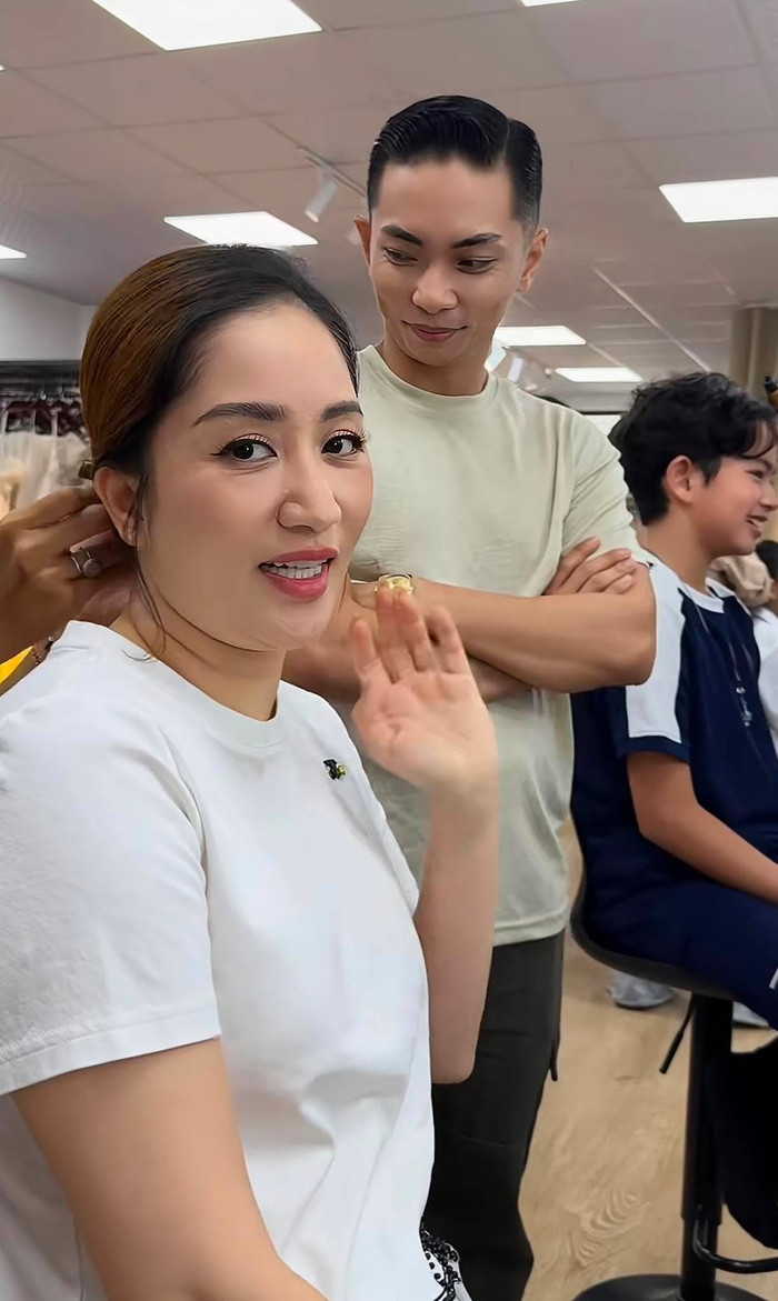 Khoảnh khắc đời thường của Khánh Thi và Phan Hiển bên con trai lớn.
