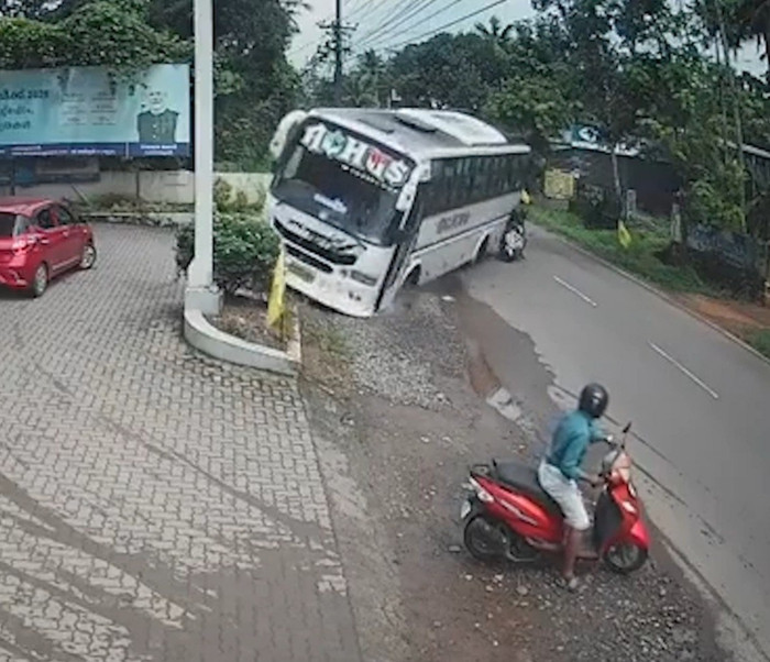 Xe khách chở 35 người dự đám cưới lật nhào trước trạm xăng, camera hé lộ khoảnh khắc kinh hoàng Ảnh 1