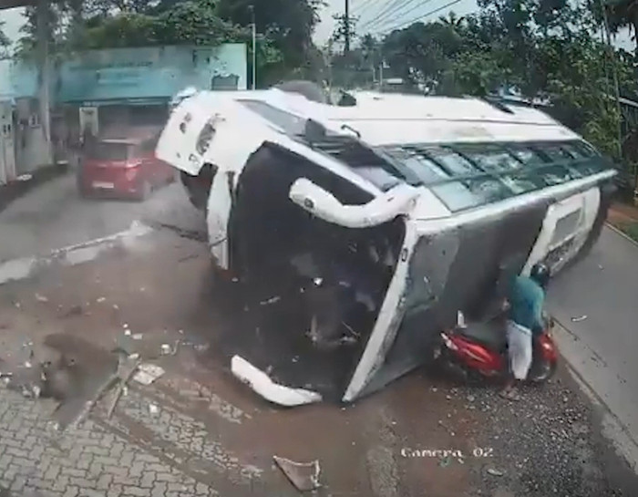 Xe khách chở 35 người dự đám cưới lật nhào trước trạm xăng, camera hé lộ khoảnh khắc kinh hoàng Ảnh 3
