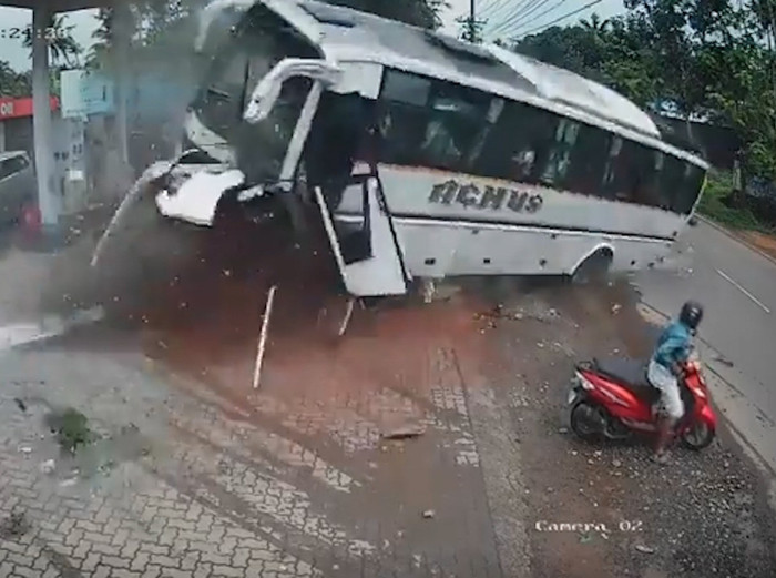 Xe khách chở 35 người dự đám cưới lật nhào trước trạm xăng, camera hé lộ khoảnh khắc kinh hoàng Ảnh 2