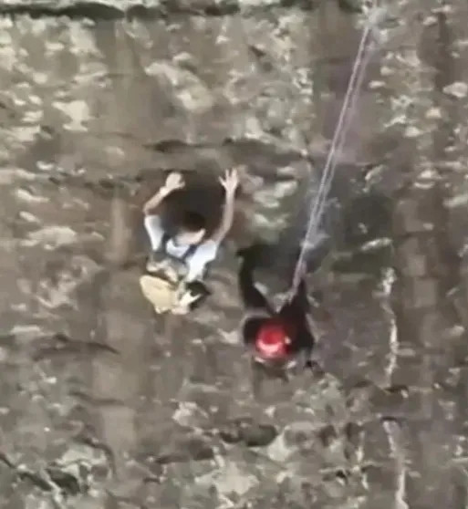 Mắc kẹt trên vách đá cao 80m không dây bảo hộ, người đàn ông có hành động gây tranh cãi Ảnh 3