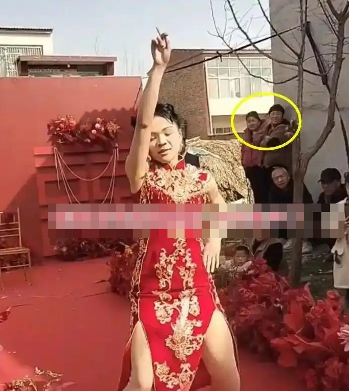 Cô dâu bất ngờ làm một việc giữa đám cưới, chú rể ngượng chín mặt rồi lặng lẽ bỏ đi Ảnh 1