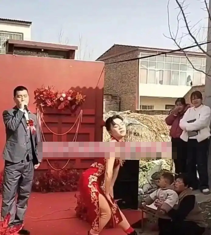 Cô dâu bất ngờ làm một việc giữa đám cưới, chú rể ngượng chín mặt rồi lặng lẽ bỏ đi Ảnh 2