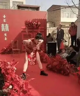 Cô dâu bất ngờ làm một việc giữa đám cưới, chú rể ngượng chín mặt rồi lặng lẽ bỏ đi Ảnh 4