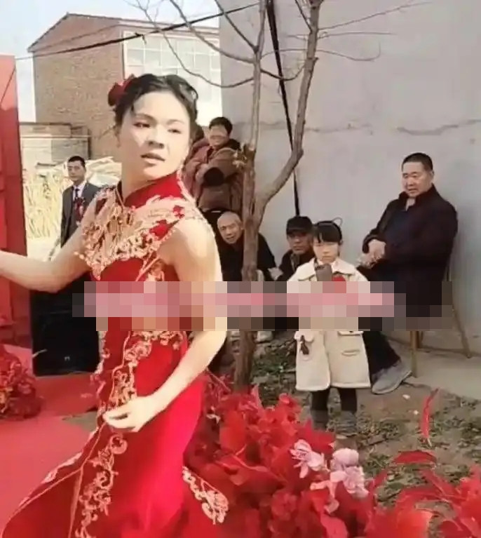 Cô dâu bất ngờ làm một việc giữa đám cưới, chú rể ngượng chín mặt rồi lặng lẽ bỏ đi Ảnh 3