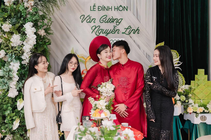 Cô giáo Nguyễn Linh - bà xã cầu thủ Hồ Văn Cường.