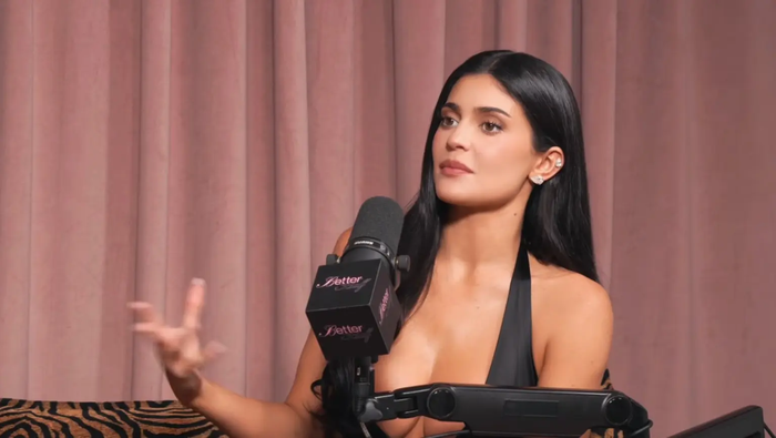 Kylie Jenner trong một chương trình podcast mới đây.