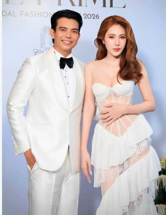 Thủy Tiên xuất hiện trong một show thời trang của Đỗ Long.