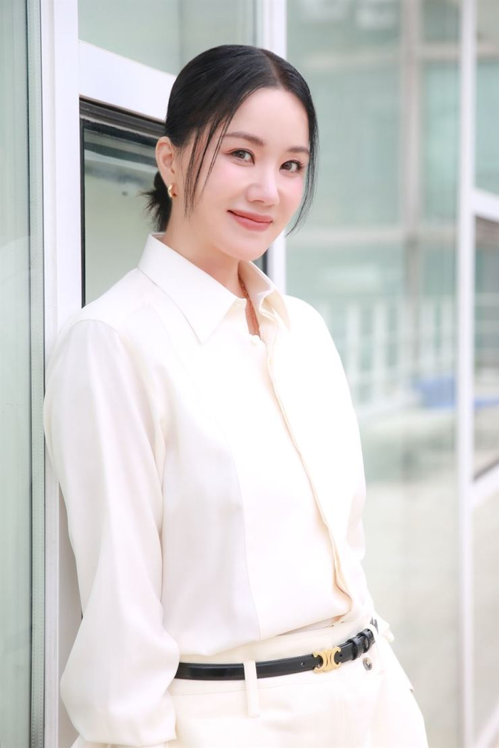 Uhm Jung Hwa cho rằng các liệu trình tại phòng khám da liễu là điều cần thiết và từng rất chăm chỉ thực hiện từ khi còn trẻ.