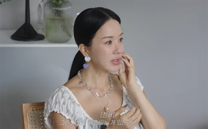 Uhm Jung Hwa vẫn khiến khán giả trầm trồ bởi diện mạo trẻ trung, vóc dáng săn chắc và phong thái tự tin ở tuổi 57.