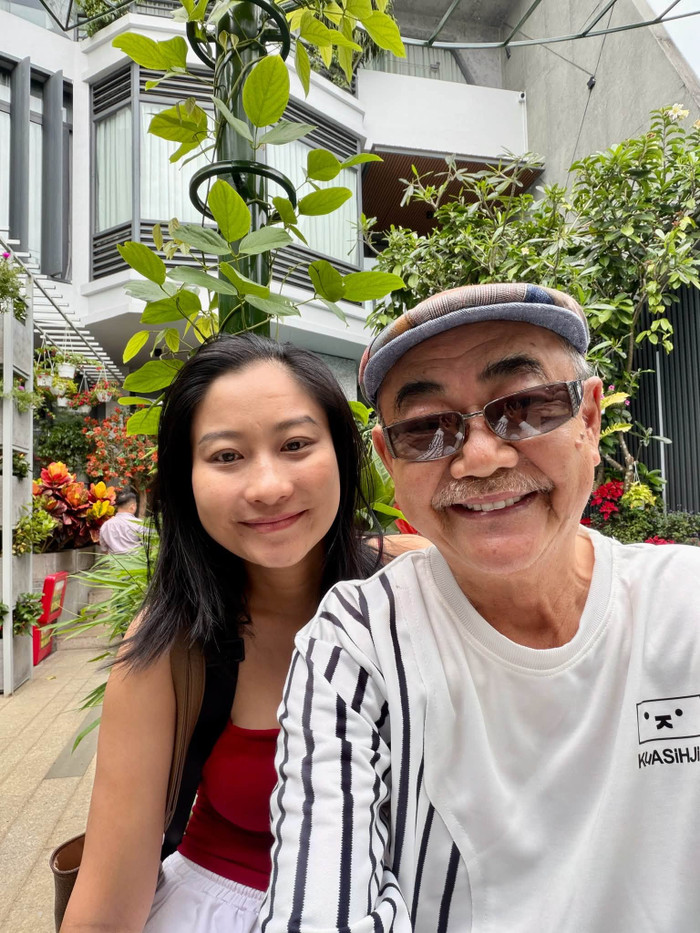 NSND Việt Anh chia sẻ hình ảnh đời thường bên bà xã Chân Chân. Ảnh: FBNV