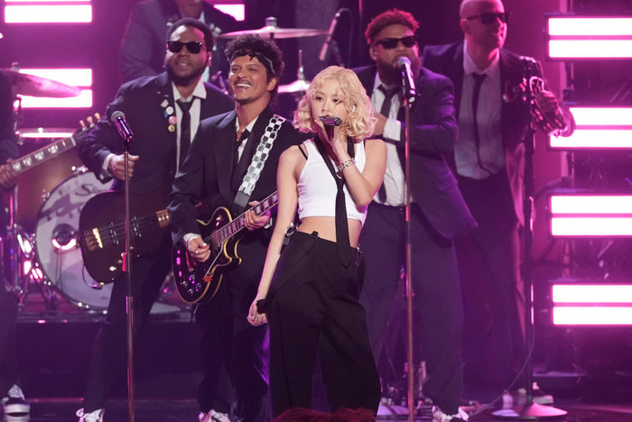 Bruno Mars công khai gọi tên Rosé: 'Bây giờ cô ấy còn chẳng nghe điện thoại của tôi nữa' Ảnh 5