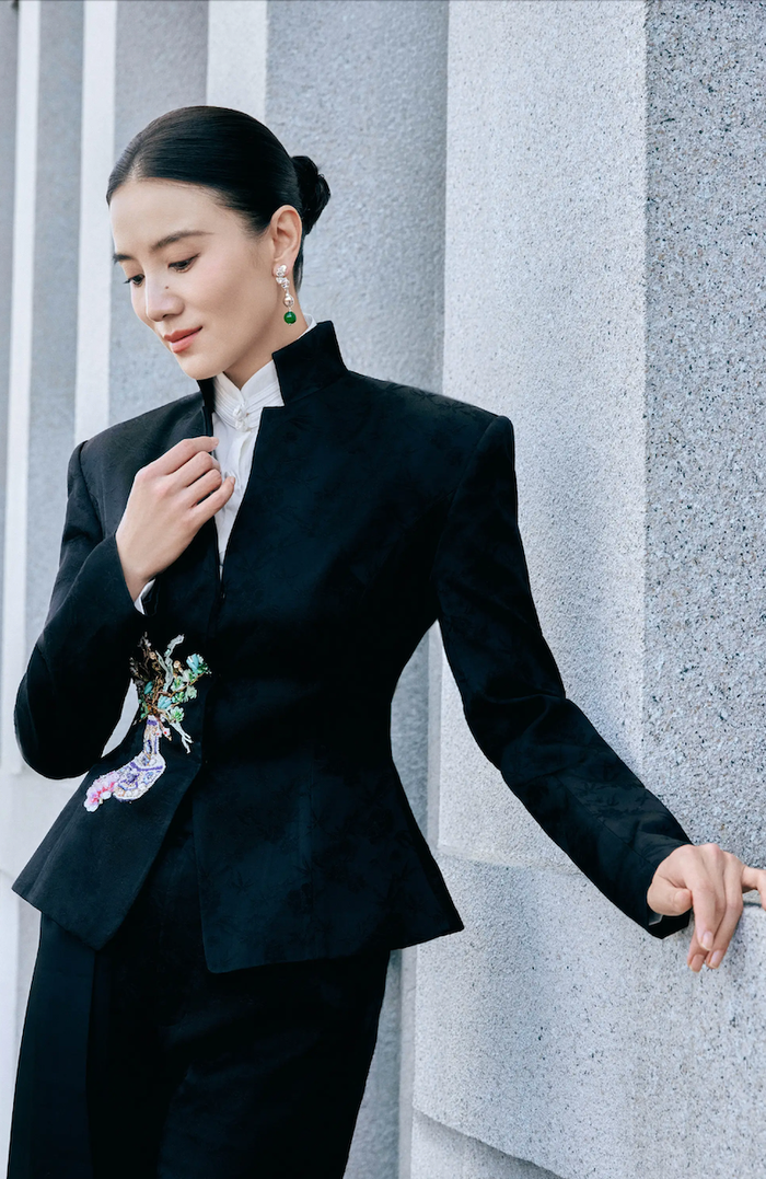 Tống Giai tiếp tục theo đuổi phong cách thời trang đậm tính hình khối. Bộ trang phục mang cảm hứng phương Đông được xử lý trên nền phom dáng vest, tạo vẻ mạnh mẽ, chỉn chu. Những chi tiết họa tiết được tiết chế giúp tổng thể giữ được nét trang nhã.