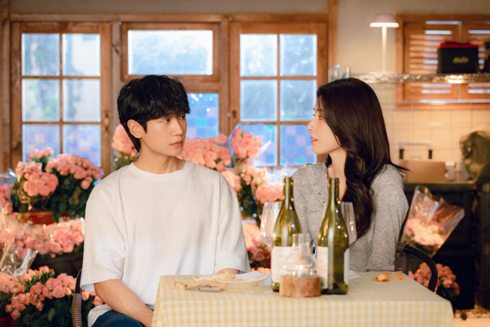 Our Sticky Love mang đến một hình ảnh khác của Jung Hae In khi anh vào vai Jang Tae Ha, một cựu võ sĩ có liên quan đến thế giới tội phạm. Câu chuyện bắt đầu khi công tố viên Ko Eun Sae (Ha Young) mất trí nhớ sau một vụ tai nạn trong quá trình điều tra một tổ chức tội phạm và tỉnh dậy tại một ngôi làng, nơi Tae Ha tự nhận mình là bạn trai của cô. Đằng sau vẻ ngoài mạnh mẽ và nguy hiểm, Tae Ha lại là người sống tình cảm và luôn muốn bảo vệ Eun Sae. Sự đối lập ấy giúp Jung Hae In tiếp tục mở rộng màu sắc diễn xuất, đặc biệt ở khả năng kết hợp sự gai góc với nét hài hước và mềm mại.