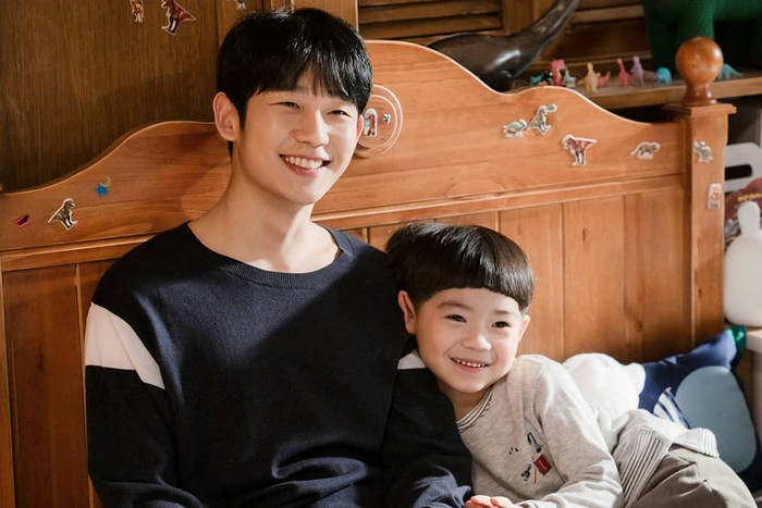 Trong One Spring Night, Jung Hae In vào vai Yoo Ji Ho, một ông bố đơn thân làm nghề dược sĩ, có mối quan hệ tình cảm với Lee Jung In (Han Ji Min) giữa nhiều ràng buộc trong cuộc sống. Nếu Something in the Rain thiên về sức hút của một chàng trai trẻ đang yêu, thì tác phẩm này lại cho thấy Jung Hae In ở hình ảnh trưởng thành và trầm lắng hơn. Nhân vật Ji Ho phải đối mặt với áp lực từ hoàn cảnh riêng, con cái và những định kiến xung quanh chuyện tình cảm. Vai diễn vì thế trở thành cơ hội để anh thể hiện rõ hơn khả năng xử lý các nhân vật có chiều sâu tâm lý.