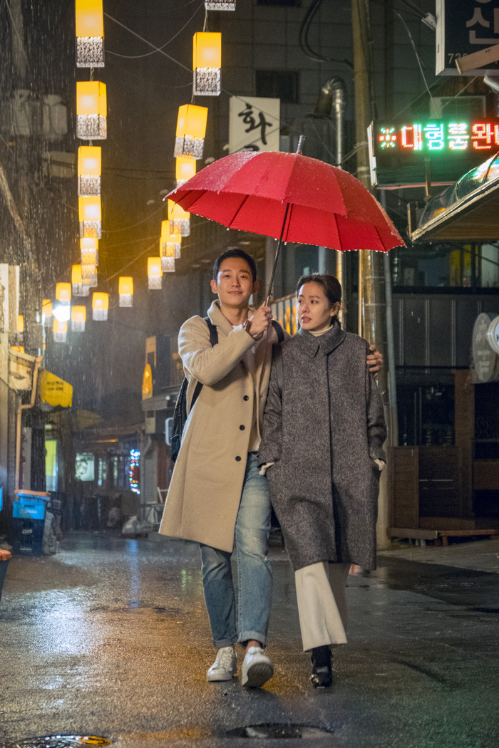 Something in the Rain kể về chuyện tình giữa Yoon Jin Ah (Son Ye Jin) và Seo Joon Hee (Jung Hae In), một mối quan hệ nảy sinh sau nhiều năm họ quen biết và có sự chênh lệch tuổi tác. Jung Hae In hóa thân thành chàng trai trẻ chân thành, mạnh dạn theo đuổi người phụ nữ lớn tuổi hơn mình, đồng thời phải đối mặt với sự phản đối từ gia đình. Đây là vai chính quan trọng đưa tên tuổi Jung Hae In đến gần hơn với khán giả quốc tế. Hình tượng Joon Hee vừa ấm áp, tình cảm vừa có chút tinh nghịch giúp nam diễn viên tạo dấu ấn rõ nét trong dòng phim lãng mạn.