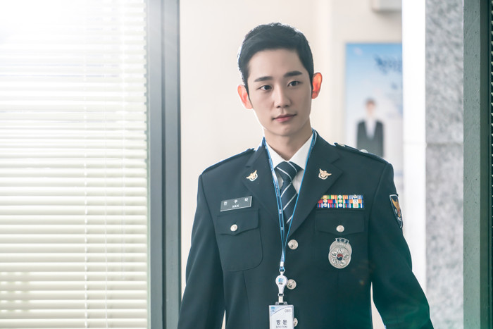 While You Were Sleeping xoay quanh Nam Hong Joo (Suzy), cô gái có khả năng nhìn thấy những cái chết trong giấc mơ nhưng nhiều lần bất lực trước việc thay đổi số phận. Trong phim, Jung Hae In vào vai cảnh sát Han Woo Tak, người có tình cảm với Hong Joo. Dù chỉ đảm nhận vai phụ, nam diễn viên nhanh chóng tạo thiện cảm nhờ vẻ ngoài sáng, hình tượng hiền lành và cách thể hiện tình cảm tự nhiên. Vai diễn này trở thành một trong những bước ngoặt đầu tiên giúp Jung Hae In được khán giả chú ý rộng rãi và mở đường cho những cơ hội lớn hơn trong sự nghiệp.