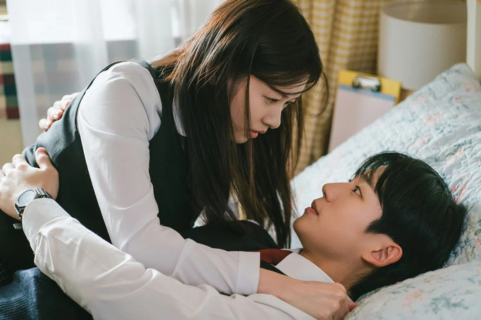Love Next Door đưa Jung Hae In trở lại với thể loại tình cảm khi anh đảm nhận Choi Seung Hyo, một kiến trúc sư thành đạt gặp lại người bạn thuở nhỏ Bae Seok Ryu (Jung So Min). Cuộc tái ngộ sau nhiều năm khiến những ký ức cũ trở lại, đồng thời kéo theo những cảm xúc mà cả hai từng cố che giấu. Với nhân vật Seung Hyo, Jung Hae In có dịp phát huy nét hài hước, trẻ trung bên cạnh khả năng thể hiện những khoảnh khắc nội tâm. Sự tương tác tự nhiên giữa anh và Jung So Min cũng góp phần tạo sức hút cho mạch tình cảm của bộ phim.