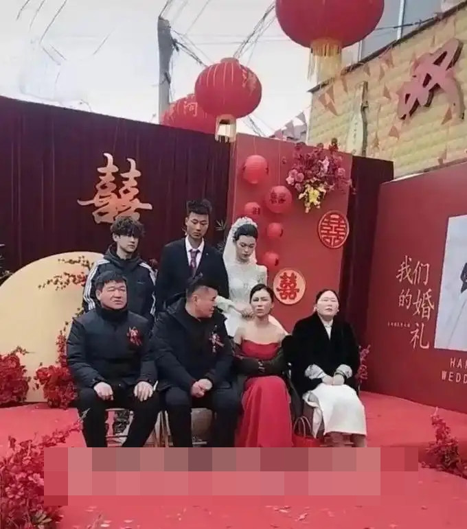 Dự đám cưới con gái, mẹ ruột cô dâu diện trang phục gây tranh cãi Ảnh 2