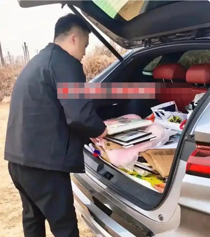Người đàn ông đốt sạch ảnh cưới sau khi ly hôn, sự thật phía sau khiến nhiều người xót xa Ảnh 1