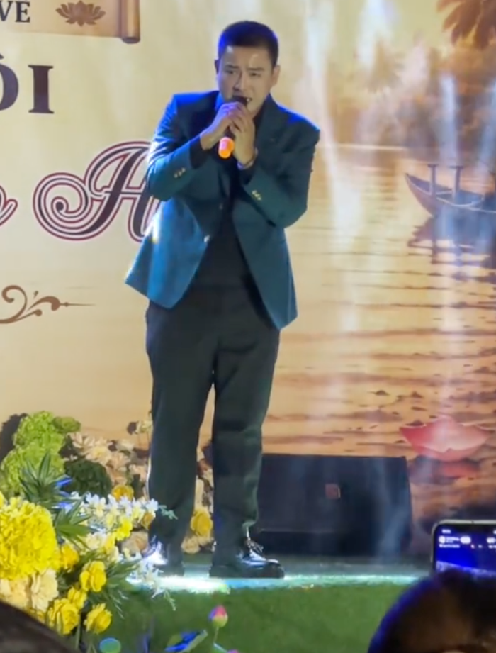 Hoài Lâm gây xôn xao khi thể hiện ca khúc Sa mưa giông trên sân khấu trong tình trạng căng thẳng, mệt mỏi.