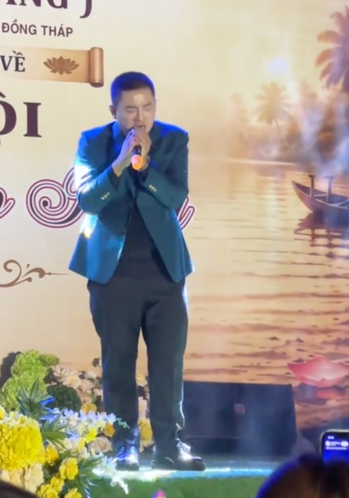Hoài Lâm biểu diễn trong chương trình âm nhạc mùa Vu Lan.