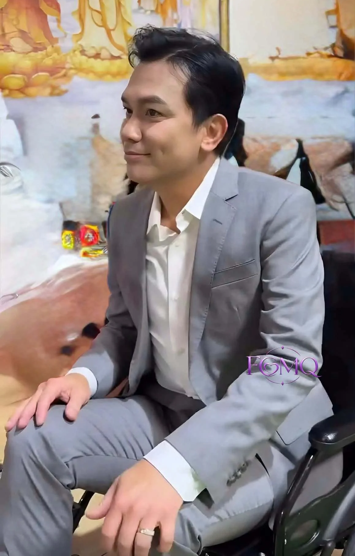 Mạnh Quỳnh cho biết bị chấn thương trong quá trình chơi thể thao, dẫn đến nứt xương mắt cá phải băng bột.