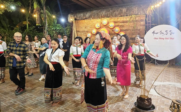Du lịch cộng đồng miền Tây xứ Nghệ thu hút du khách. Ảnh: báo Văn Hóa