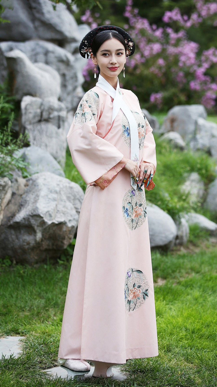 Angelababy gây chú ý với tạo hình Thanh cung đầy cuốn hút. Ảnh: Weibo.
