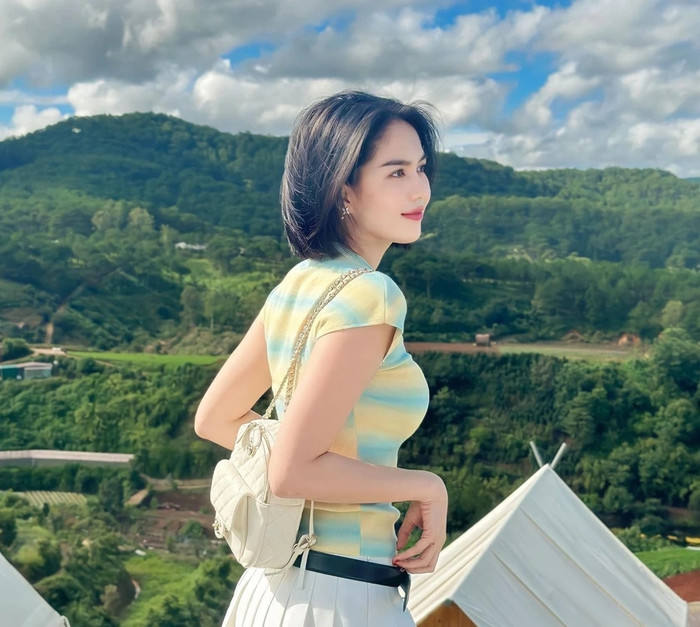 Diễn viên, người mẫu Ngọc Trinh quê cũ ở Trà Vinh - vùng đất nay sáp nhập thành một phần của tỉnh Vĩnh Long. Vì thế có thể xem, Vĩnh Long giờ đây như là 'quê hương thứ hai' của nữ người mẫu.