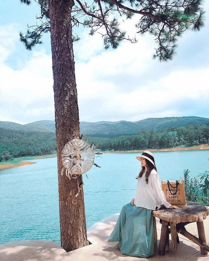 Đến tham quan, vui chơi tại những hồ nước này, du khách lại được trải nghiệm một vẻ đẹp khác ở Ninh Bình. Ảnh: @bietthungoctrai