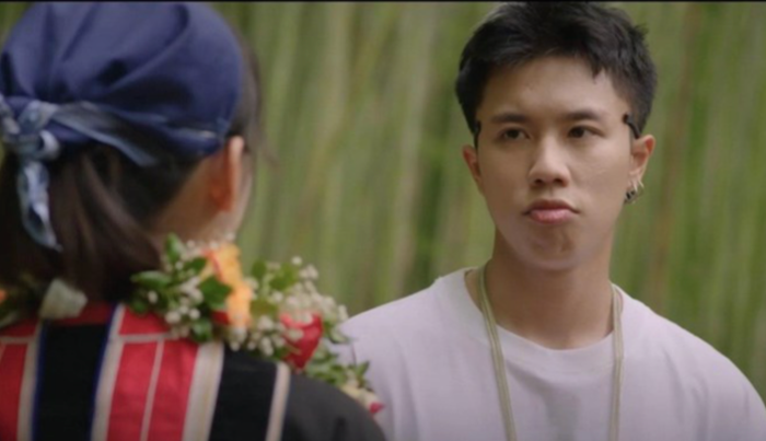 Long Vũ trong phim 'Đi giữa trời rực rỡ'. Ảnh: Cắt từ phim