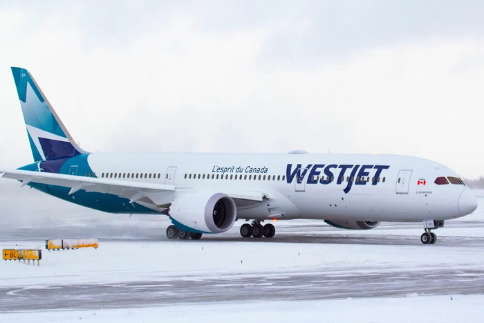 Chuyến bay thương mại đầu tiên của máy bay Boeing 787 Dreamliner của hãng WestJet tại Sân bay Quốc tế Calgary - Ảnh: Alex JW Robinson / Shutterstock.com