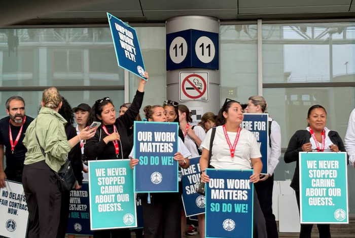 Các tiếp viên hàng không của hãng WestJet Canada cầm biểu ngữ trong cuộc đình công sau khi không đạt được thỏa thuận với hãng hàng không lớn thứ hai của nước này, tại Sân bay Pearson ở Toronto, Mississauga, Canada, ngày 2 tháng 8 năm 2026. (Ảnh: REUTERS/Caroline Stauffer)&nbsp;