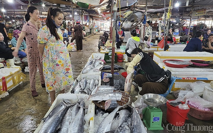Hải sản tươi ngon ở chợ Cửa Lò. Ảnh: báo Công Thương