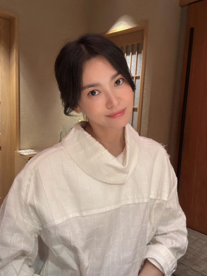Làn da trắng sáng, căng khoẻ đáng ngưỡng mộ của Song Hye Kyo ở tuổi 45.