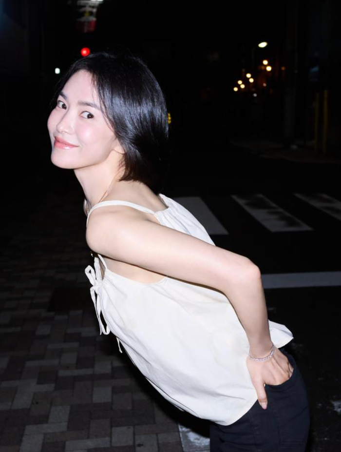 Song Hye Kyo như ngày càng 'lão hoá ngược', gương mặt tràn đầy sức sống.