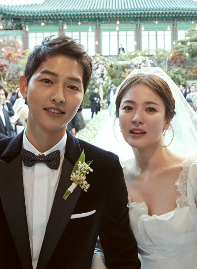 Cặp đôi 1 thời Song Hye Kyo - Song Joong Ki liên tục chiếm sóng truyền thông và mạng xã hội.