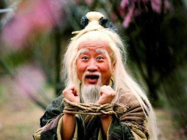 Chu Bá Thông nổi tiếng bởi tính cách hồn nhiên, tinh nghịch, cả đời chỉ mê luyện võ và vui đùa.