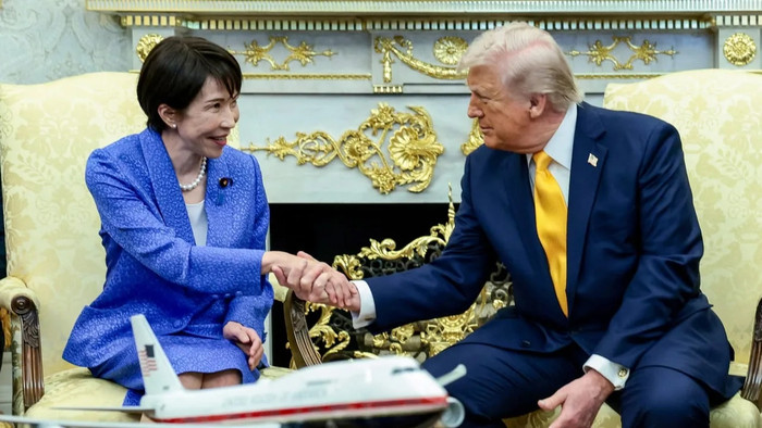 Tổng thống Mỹ Donald Trump bắt tay với Thủ tướng Nhật Bản Sanae Takaichi tại Phòng Bầu dục ở Nhà Trắng, Washington, DC, Mỹ, ngày 19 tháng 3 năm 2026.( Nguồn ảnh : REUTERS/EVELYN HOCKSTEIN )