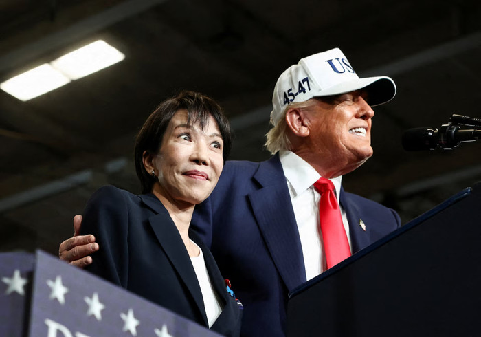 Thủ tướng Nhật Bản Sanae Takaichi phản ứng khi Tổng thống Mỹ Donald Trump phát biểu trên tàu sân bay USS George Washington, trong chuyến thăm căn cứ hải quân Yokosuka của Mỹ tại Yokosuka, Nhật Bản, ngày 28 tháng 10 năm 2025. (Ảnh: REUTERS/Evelyn Hockstei)&nbsp;